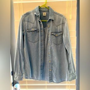 H&M light denim top with snaps down.